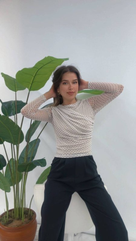 ابيض مع نقاط سوداء